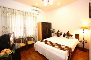 Standard single with city view, private facilities (bath and shower), and breakfast